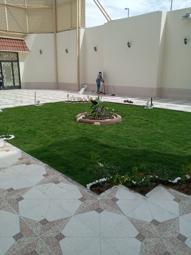 تنسيق حدائق الاحساء وتركيب العشب الصناعي